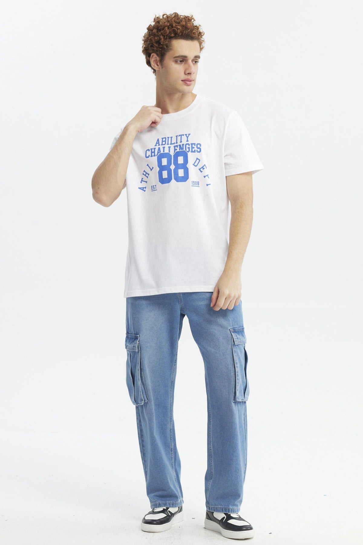 Polera hombre slim blanca con texto Ability Challenges 88 en azul en el pecho estilo deportivo casual y cómodo