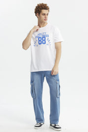 Polera hombre slim blanca con texto Ability Challenges 88 en azul en el pecho estilo deportivo casual y cómodo
