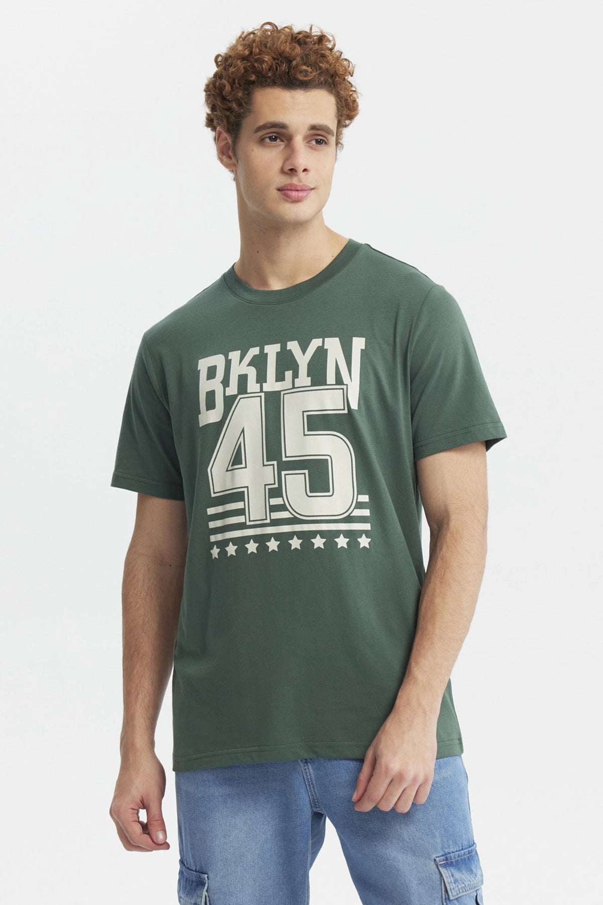 Polera slim verde para hombre con estampado BKLYN 45 en el pecho estilo casual urbano