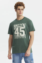 Polera slim verde para hombre con estampado BKLYN 45 en el pecho estilo casual urbano