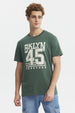 Polera slim verde para hombre con estampado BKLYN 45 en el pecho estilo casual urbano