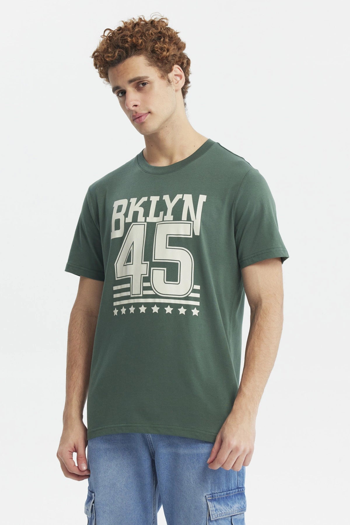 Polera slim verde para hombre con estampado BKLYN 45 en el pecho estilo casual urbano