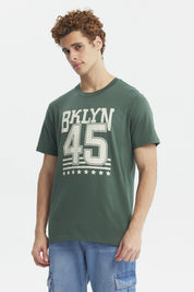 Polera slim verde para hombre con estampado BKLYN 45 en el pecho estilo casual urbano