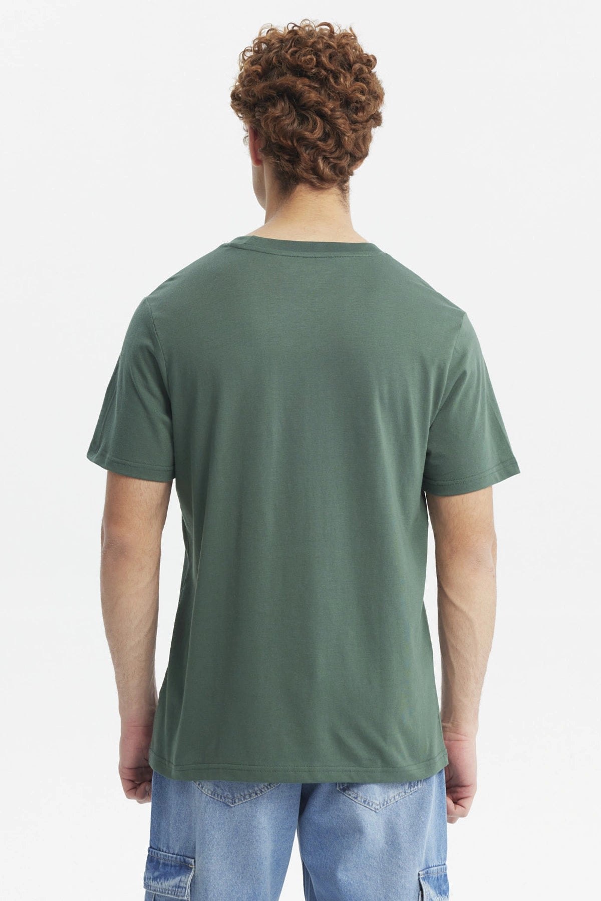 Polera slim verde para hombre con estampado BKLYN 45 en el pecho estilo casual urbano