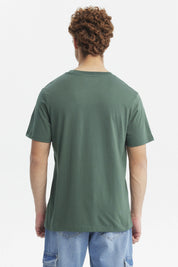 Polera slim verde para hombre con estampado BKLYN 45 en el pecho estilo casual urbano