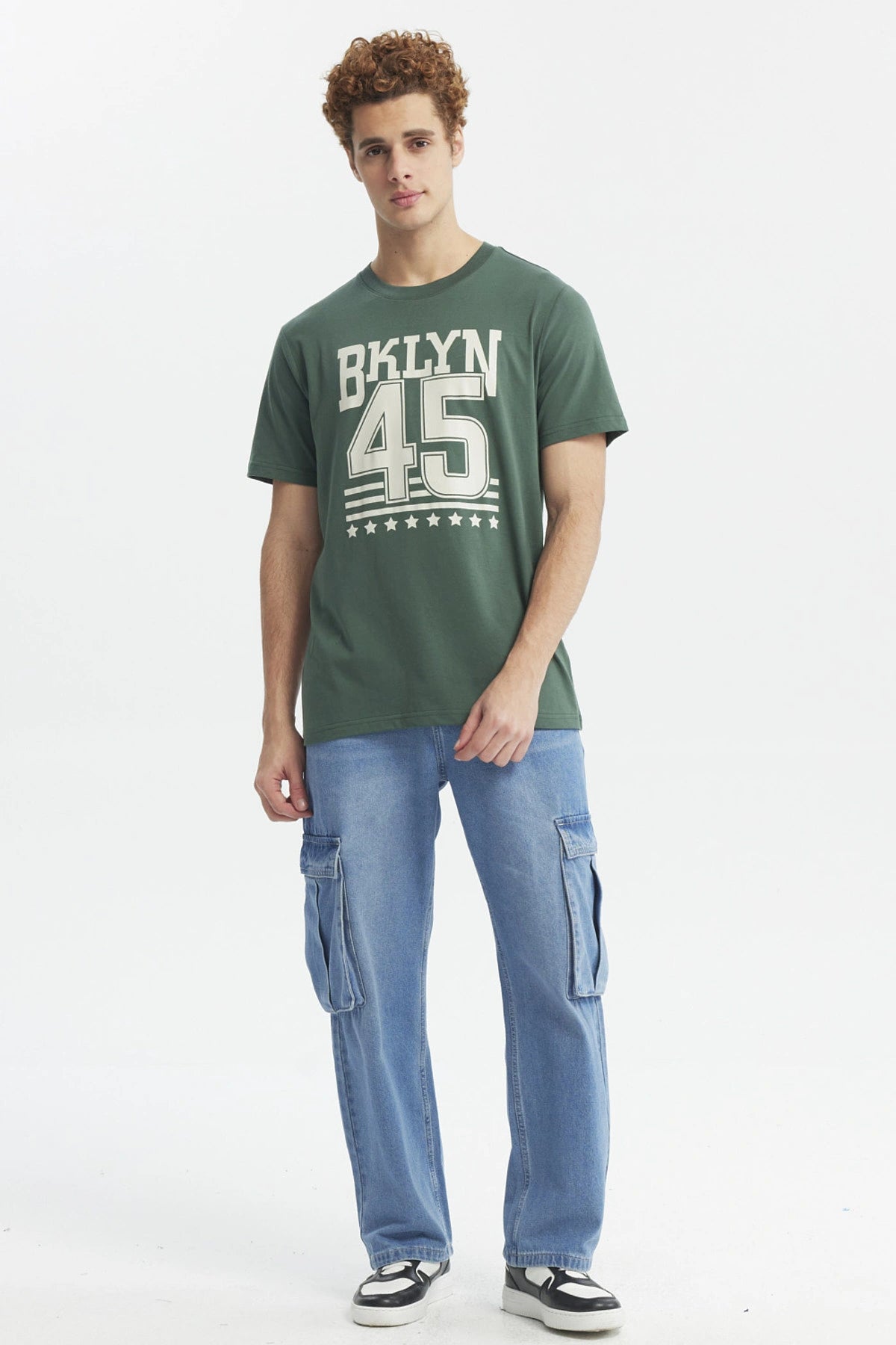 Polera slim verde para hombre con estampado BKLYN 45 en el pecho estilo casual urbano
