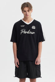 Polera oversize negra para hombre con cuello en V blanco y texto Parkour en el pecho estilo deportivo sin estampa adicional