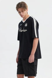 Polera oversize negra para hombre con cuello en V blanco y texto Parkour en el pecho estilo deportivo sin estampa adicional
