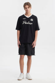 Polera oversize negra para hombre con cuello en V blanco y texto Parkour en el pecho estilo deportivo sin estampa adicional