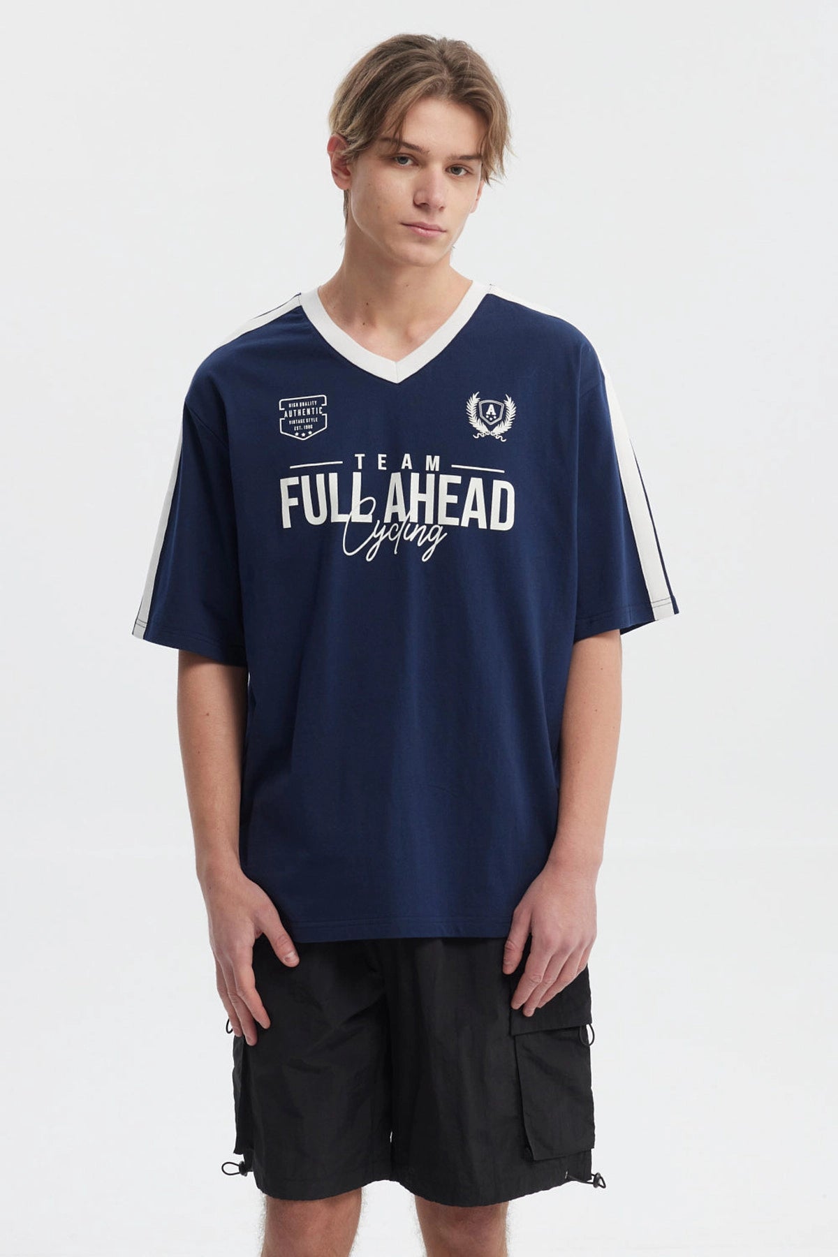 Polera oversize azul para hombre con texto Team Full Ahead Cycling en el frente estilo deportivo
