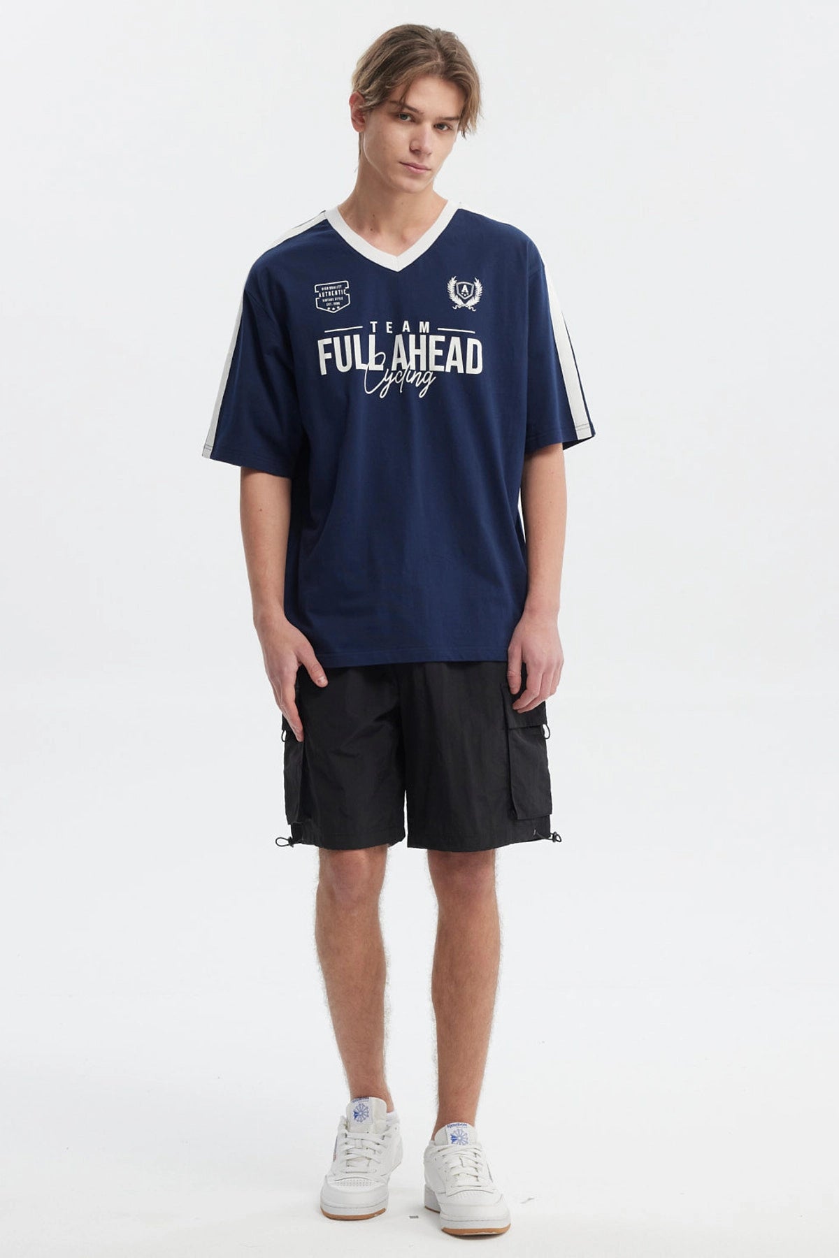 Polera oversize azul para hombre con texto Team Full Ahead Cycling en el frente estilo deportivo