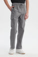 Pantalón hombre gris calce recto con bolsillos cargo y cordón en cintura diseño liso ideal para estilo casual urbano