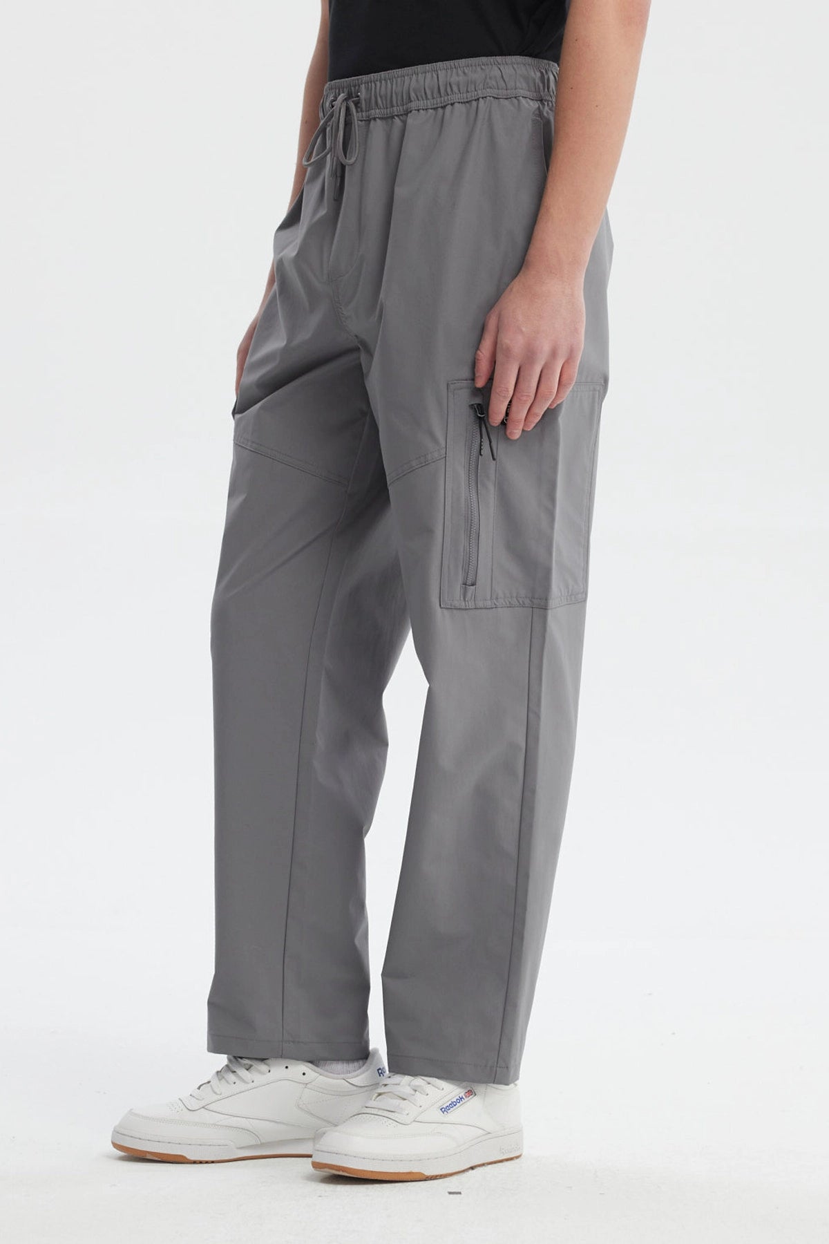 Pantalón hombre gris calce recto con bolsillos cargo y cordón en cintura diseño liso ideal para estilo casual urbano