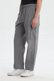 Pantalón hombre gris calce recto con bolsillos cargo y cordón en cintura diseño liso ideal para estilo casual urbano