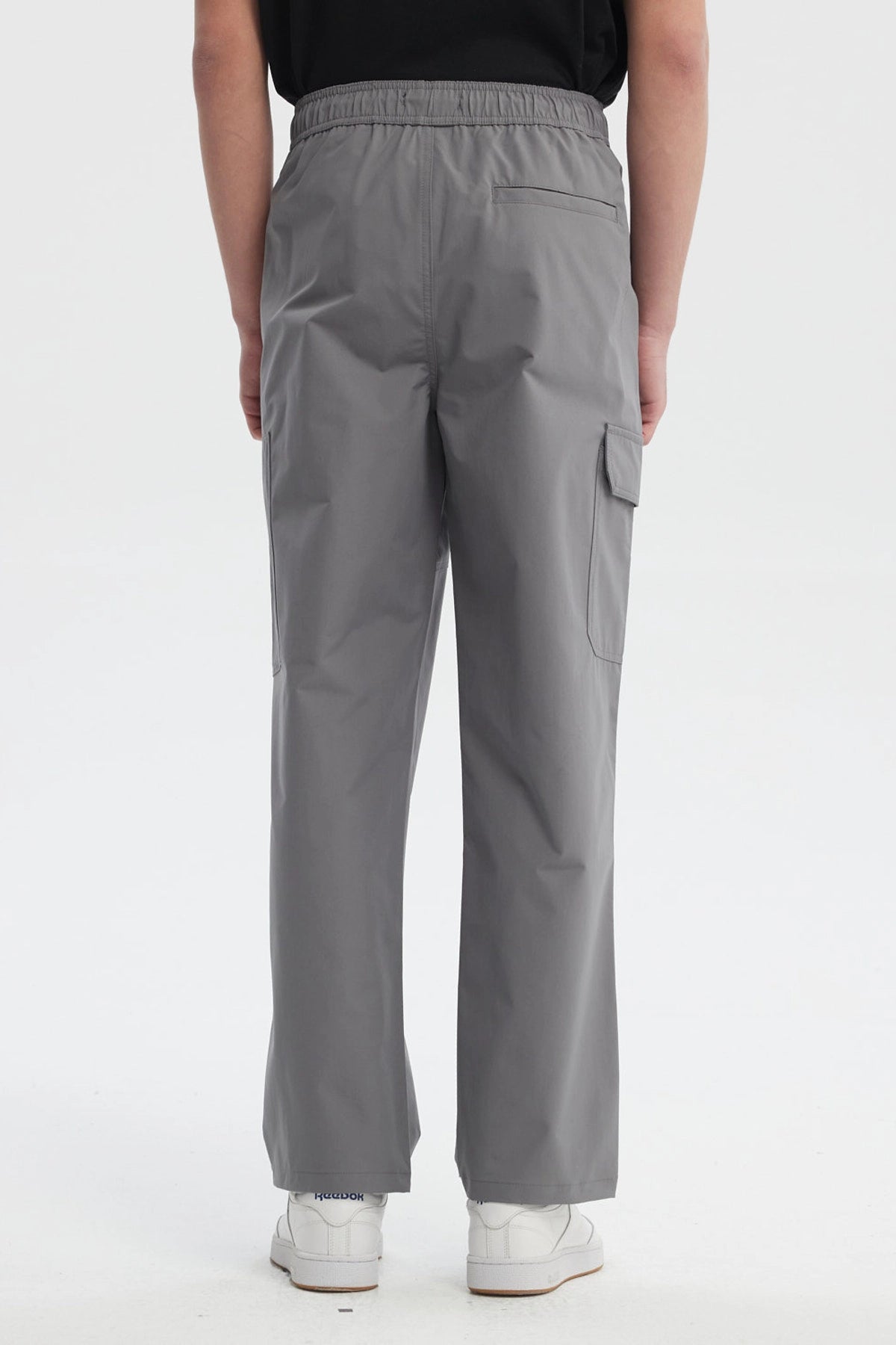 Pantalón hombre gris calce recto con bolsillos cargo y cordón en cintura diseño liso ideal para estilo casual urbano