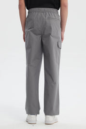 Pantalón hombre gris calce recto con bolsillos cargo y cordón en cintura diseño liso ideal para estilo casual urbano