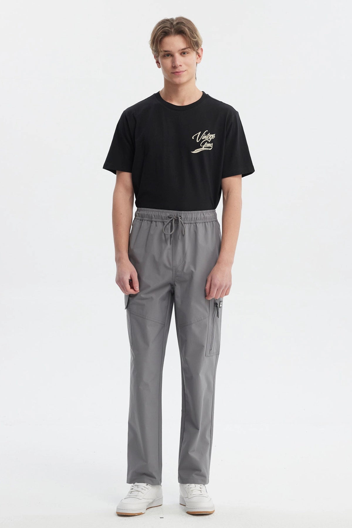 Pantalón hombre gris calce recto con bolsillos cargo y cordón en cintura diseño liso ideal para estilo casual urbano