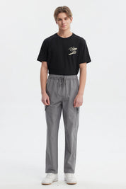 Pantalón hombre gris calce recto con bolsillos cargo y cordón en cintura diseño liso ideal para estilo casual urbano