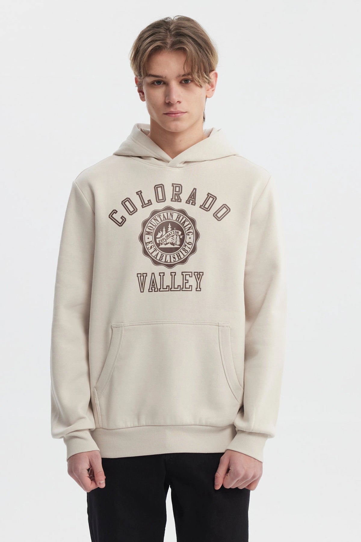 Polerón beige hombre con capucha y estampado central grande de letras marrones Colorado Valley estilo casual