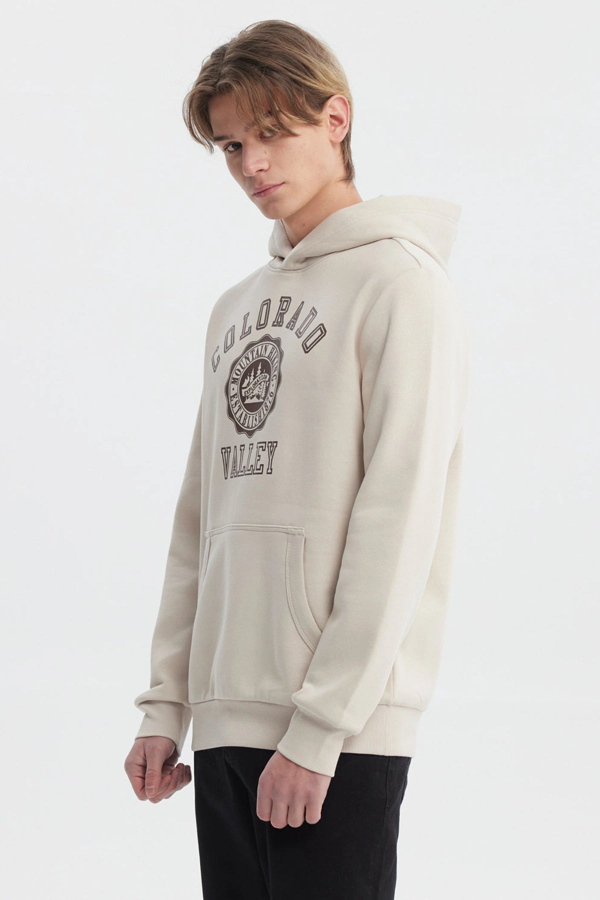 Polerón beige hombre con capucha y estampado central grande de letras marrones Colorado Valley estilo casual