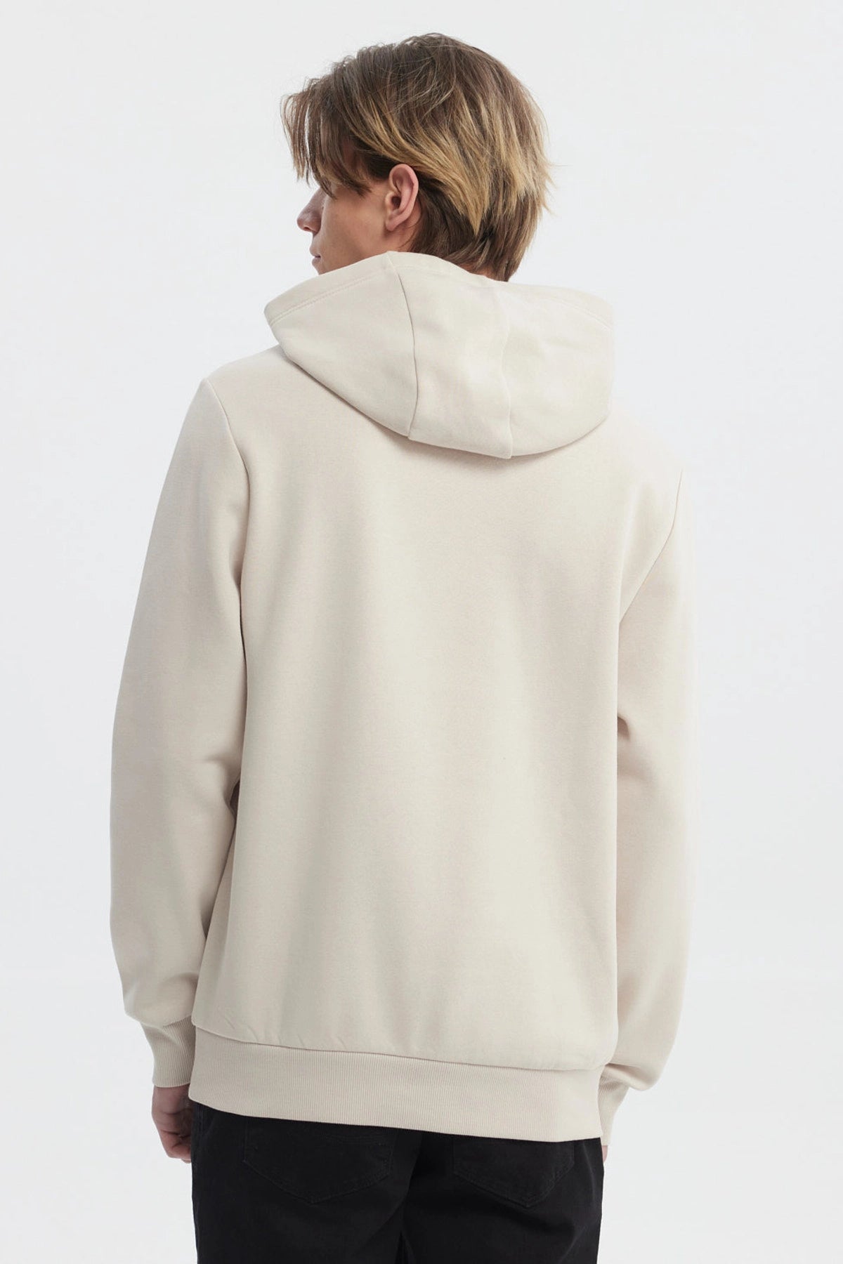 Polerón beige hombre con capucha y estampado central grande de letras marrones Colorado Valley estilo casual