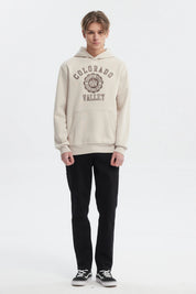 Polerón beige hombre con capucha y estampado central grande de letras marrones Colorado Valley estilo casual