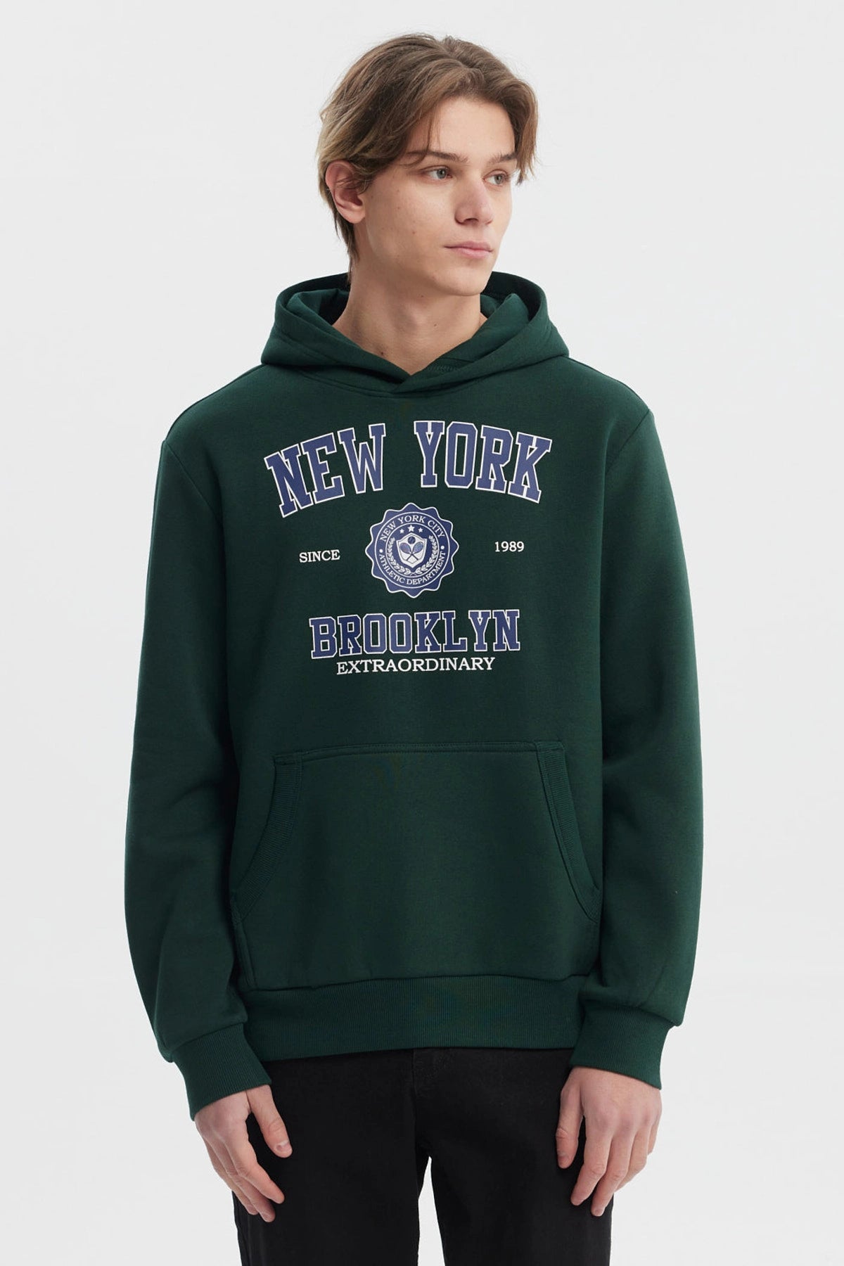 Polerón verde con capucha y estampado frontal grande de estilo universitario que dice New York Brooklyn Extraordinary