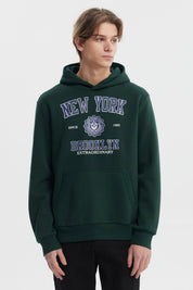Polerón verde con capucha y estampado frontal grande de estilo universitario que dice New York Brooklyn Extraordinary