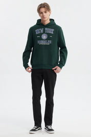 Polerón verde con capucha y estampado frontal grande de estilo universitario que dice New York Brooklyn Extraordinary