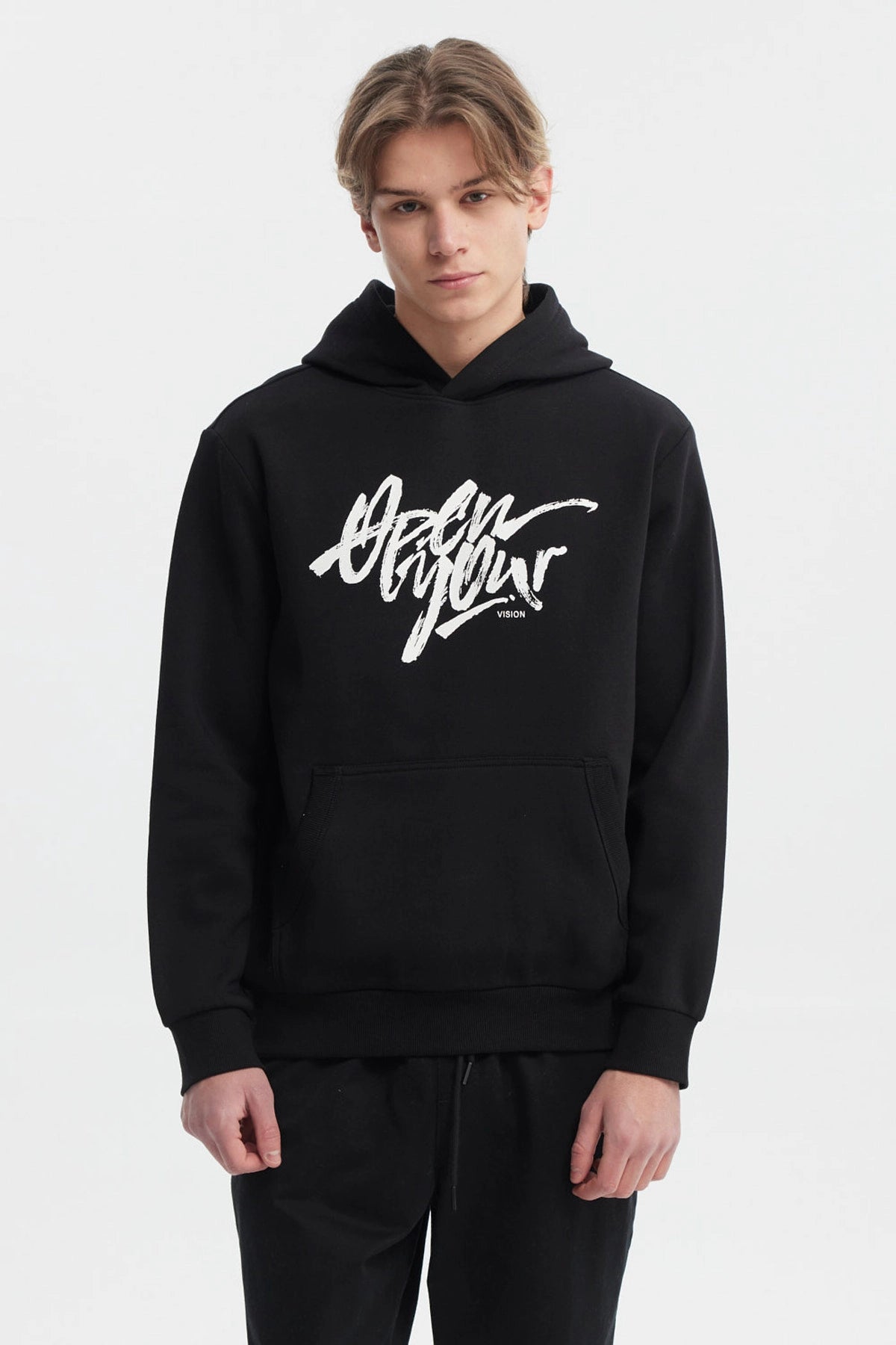 Polerón negro hombre con capucha y texto graffiti blanco al frente estilo urbano relajado