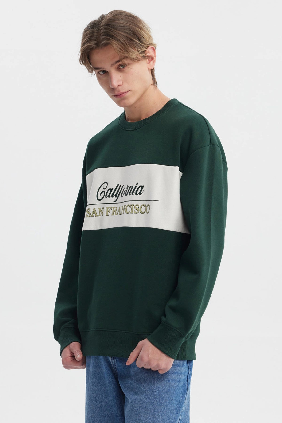 Polerón oversize verde con cuello redondo y estampado California San Francisco en el pecho estilo casual