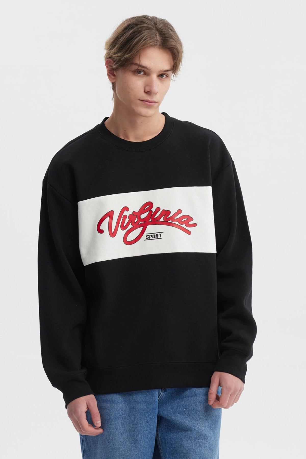 Polerón oversize negro de hombre con cuello redondo y texto Virginia Sport en el pecho estilo universitario