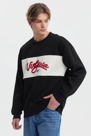 Polerón oversize negro de hombre con cuello redondo y texto Virginia Sport en el pecho estilo universitario