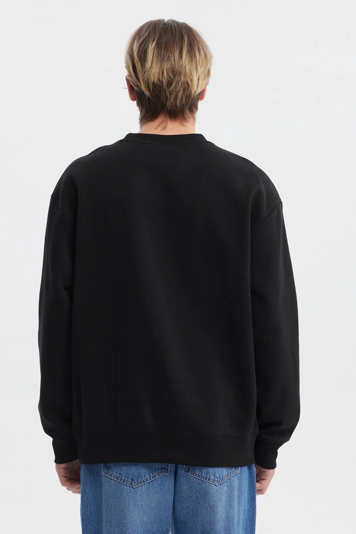 Polerón oversize negro de hombre con cuello redondo y texto Virginia Sport en el pecho estilo universitario