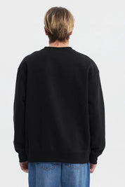 Polerón oversize negro de hombre con cuello redondo y texto Virginia Sport en el pecho estilo universitario
