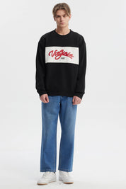 Polerón oversize negro de hombre con cuello redondo y texto Virginia Sport en el pecho estilo universitario