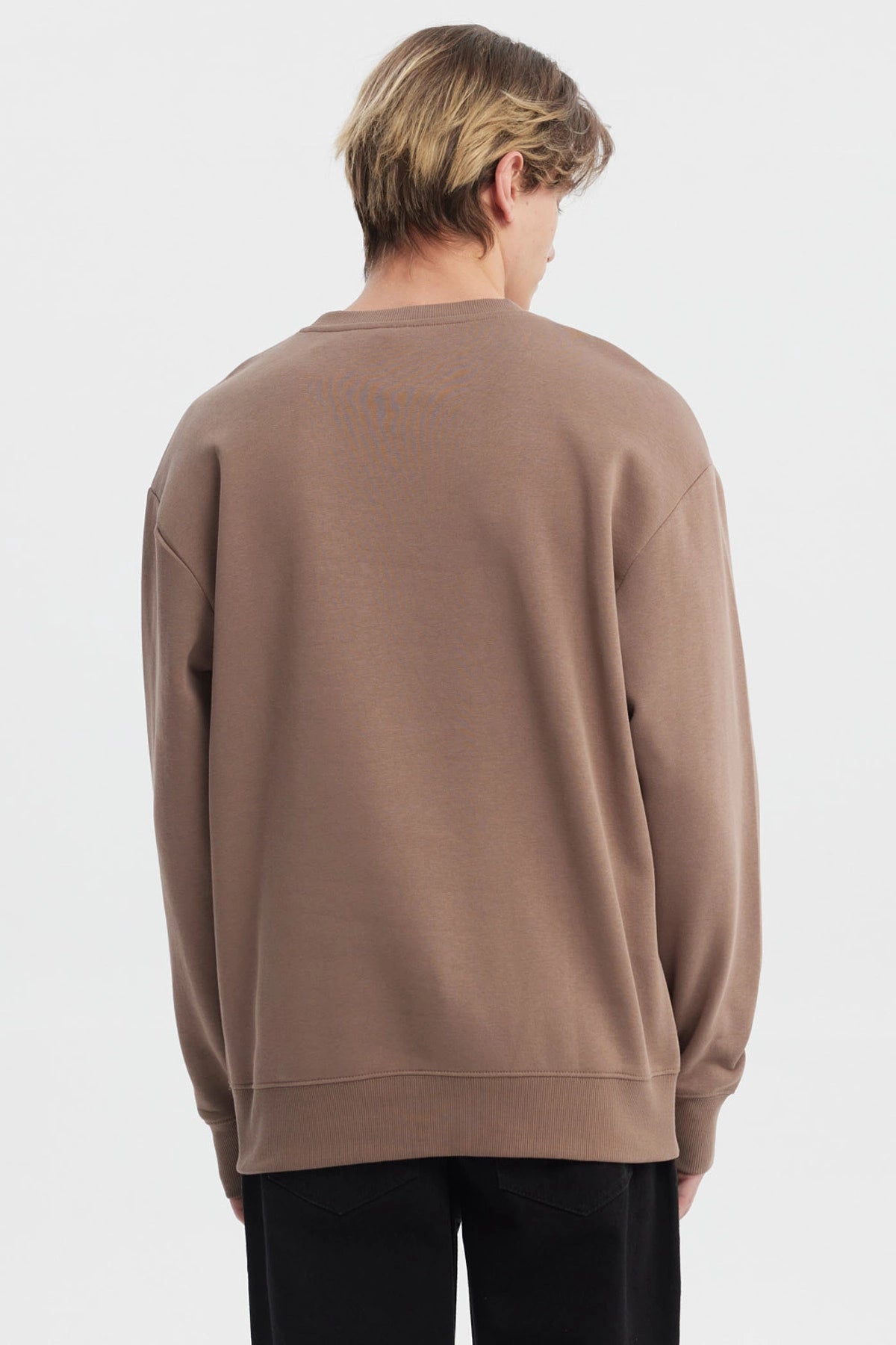 Polerón oversize kaki con cuello redondo y texto 'Madrid Multicultural' en el pecho estilo casual moderno