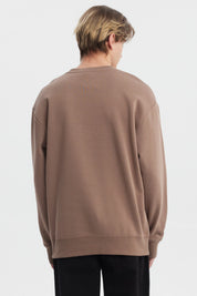 Polerón oversize kaki con cuello redondo y texto 'Madrid Multicultural' en el pecho estilo casual moderno