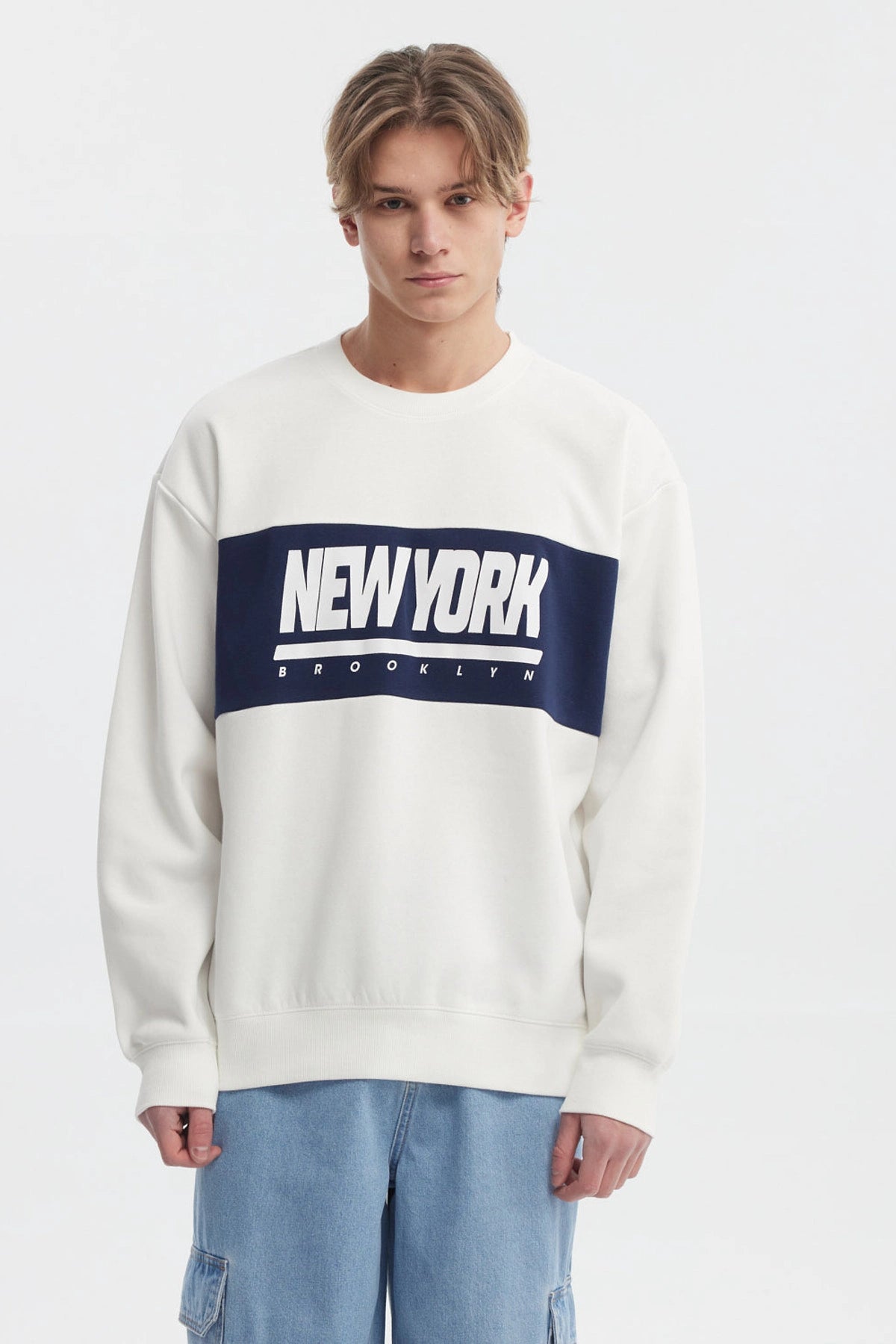 Polerón oversize crudo con cuello redondo y texto New York Brooklyn en el pecho en azul estilo urbano moderno