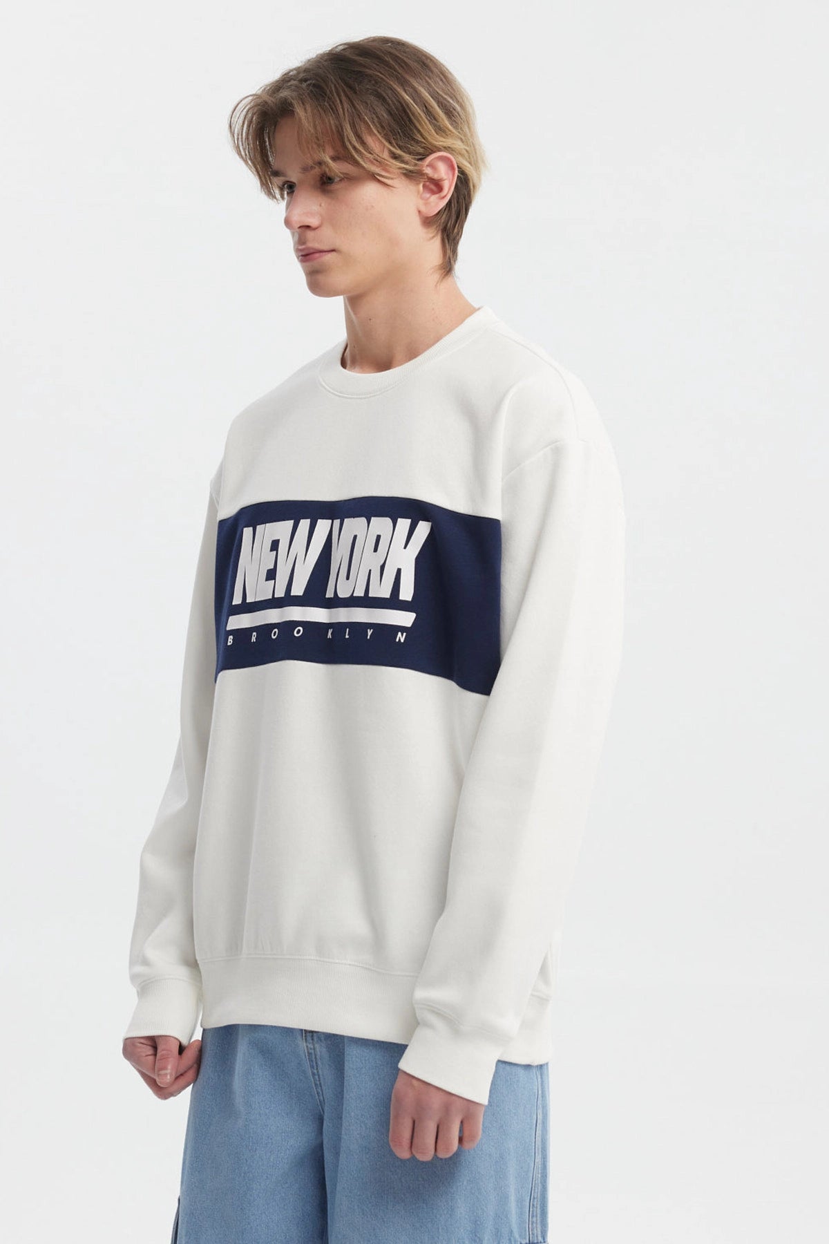 Polerón oversize crudo con cuello redondo y texto New York Brooklyn en el pecho en azul estilo urbano moderno