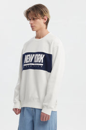 Polerón oversize crudo con cuello redondo y texto New York Brooklyn en el pecho en azul estilo urbano moderno