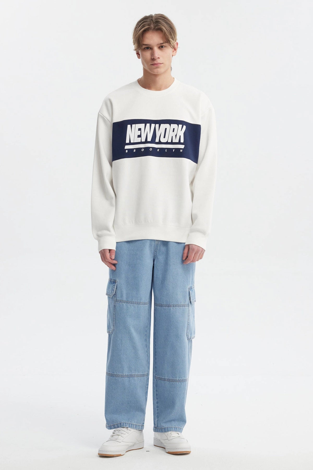 Polerón oversize crudo con cuello redondo y texto New York Brooklyn en el pecho en azul estilo urbano moderno