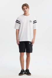Polera oversize blanca con texto Good Fortune en el pecho rayas negras en las mangas estilo casual y moderno