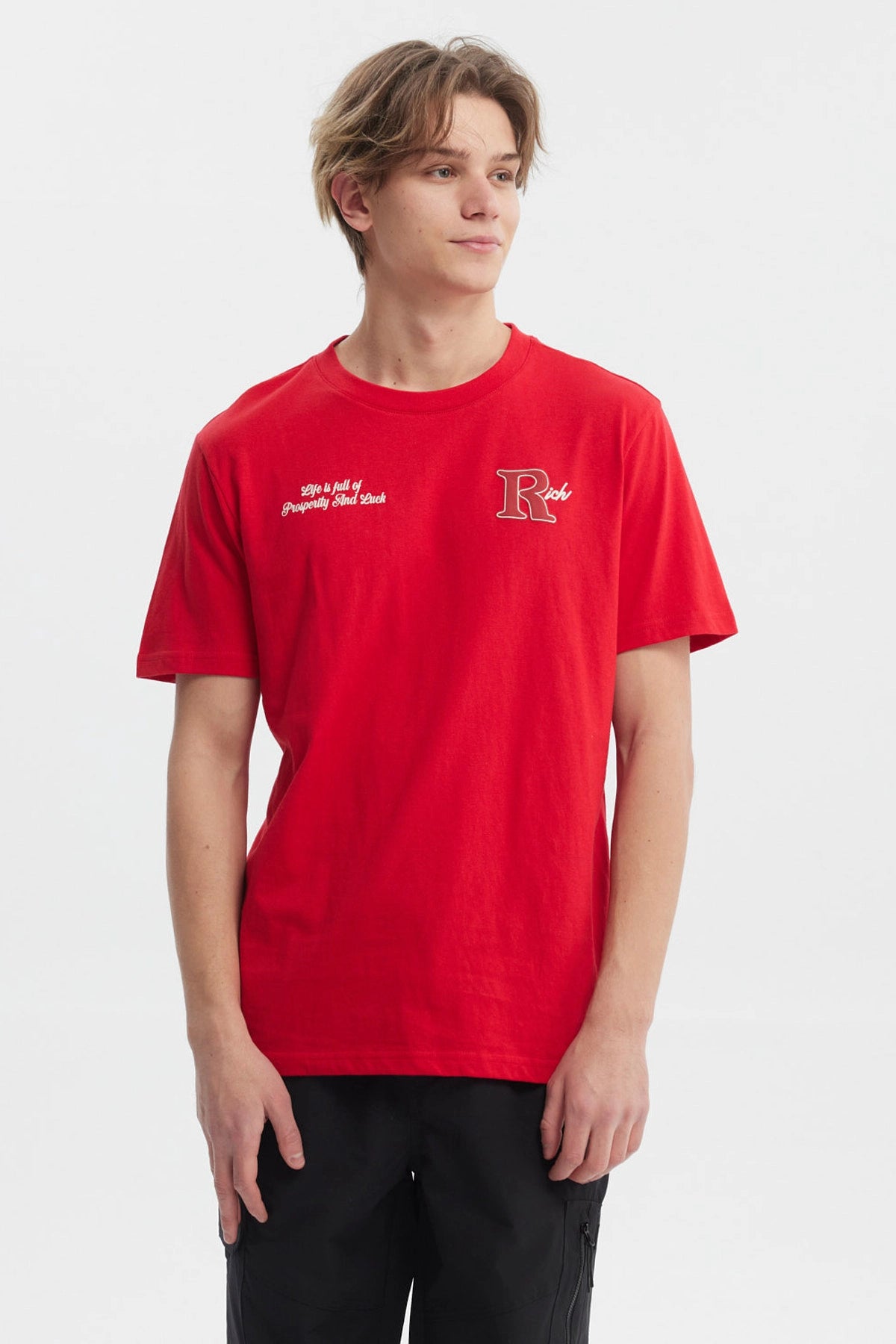 Polera hombre slim roja con estampado frontal de letra R y texto Life is full of prosperity and luck en el pecho
