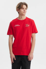 Polera hombre slim roja con estampado frontal de letra R y texto Life is full of prosperity and luck en el pecho