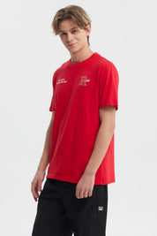 Polera hombre slim roja con estampado frontal de letra R y texto Life is full of prosperity and luck en el pecho