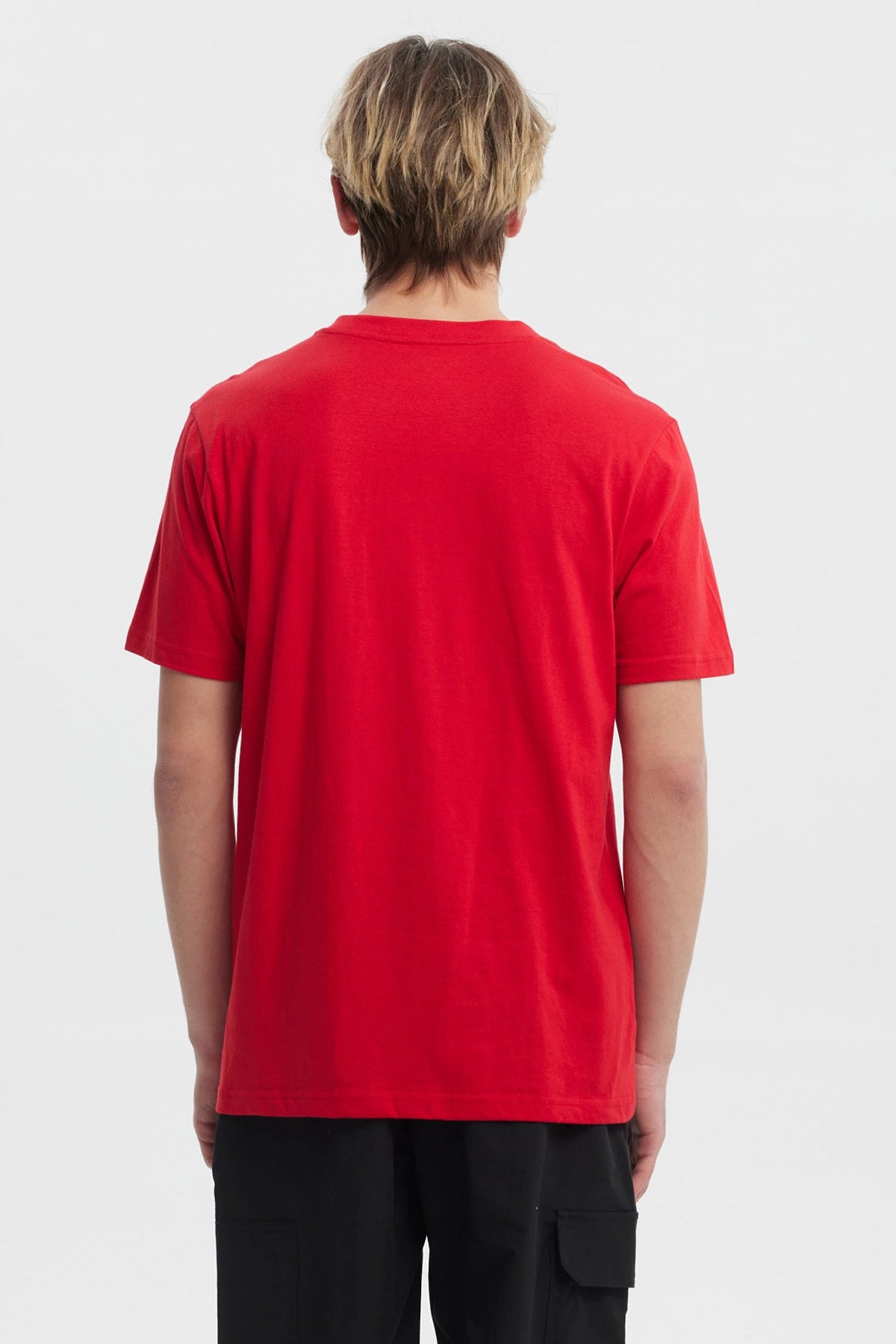Polera hombre slim roja con estampado frontal de letra R y texto Life is full of prosperity and luck en el pecho