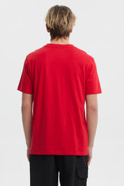 Polera hombre slim roja con estampado frontal de letra R y texto Life is full of prosperity and luck en el pecho