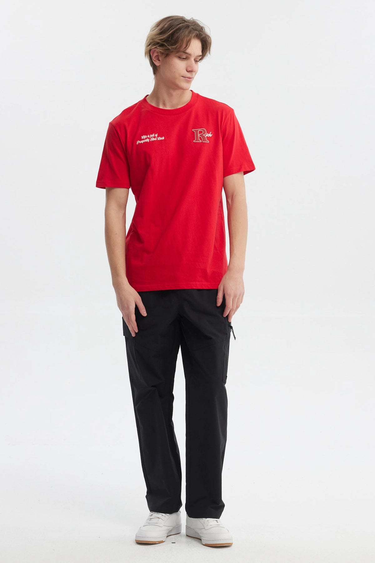 Polera hombre slim roja con estampado frontal de letra R y texto Life is full of prosperity and luck en el pecho
