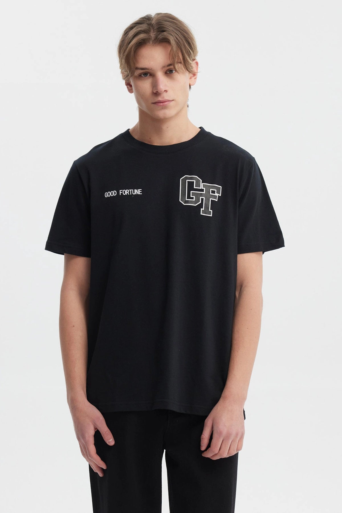 Polera hombre slim negra con estampado 'GOOD FORTUNE' y letras CF en el pecho estilo casual urbana
